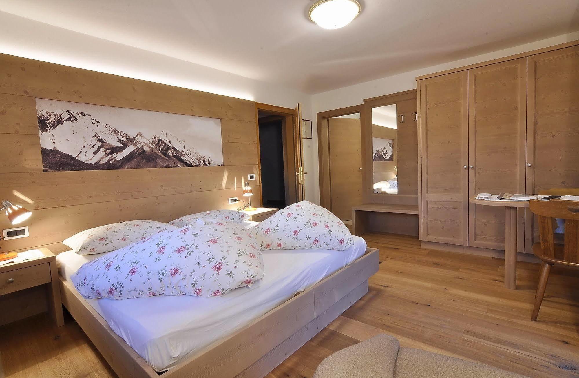 Hotel Monte Paraccia Сан Вигилио ди Маребе Екстериор снимка