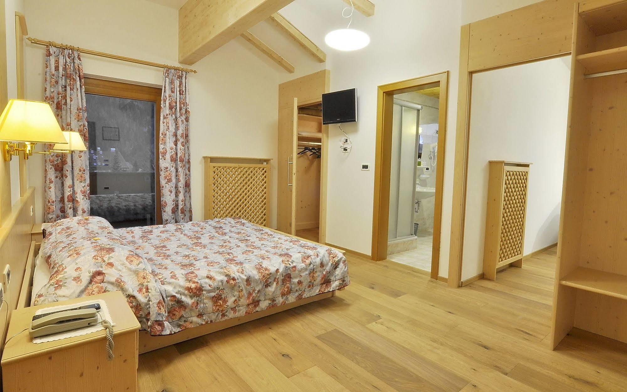 Hotel Monte Paraccia Сан Вигилио ди Маребе Екстериор снимка